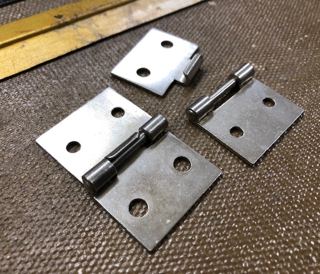 Easy lift off hinges for boxes