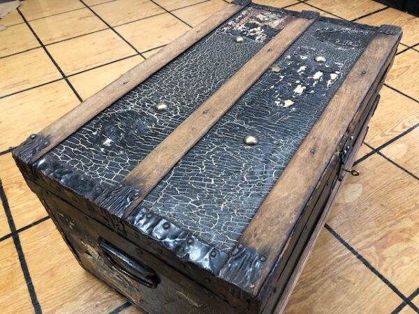 T939 Small and Rustic Antique Trunk for Shorter Journeys
