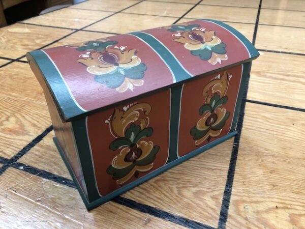 T940 Very Small Doll Trunk that looks hand painted